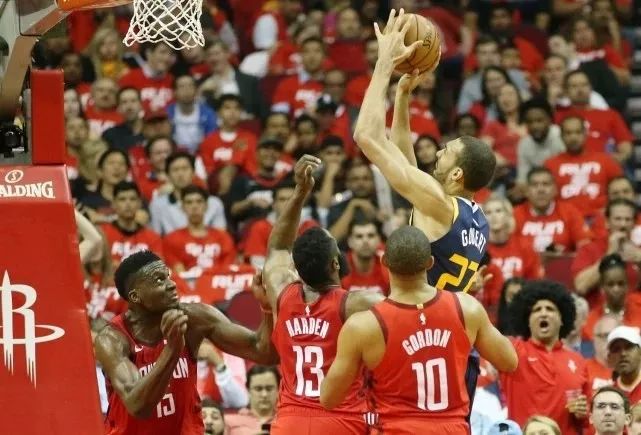  利兹联进攻乏力，主场憾负错失抢分良机惋惜  